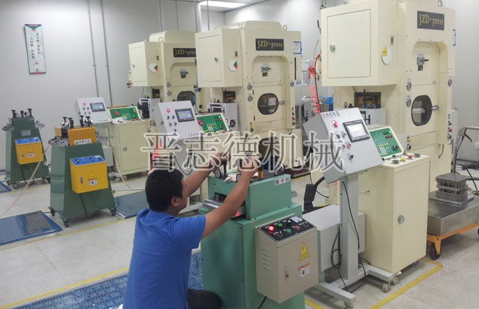 整平機、送料機檢修中